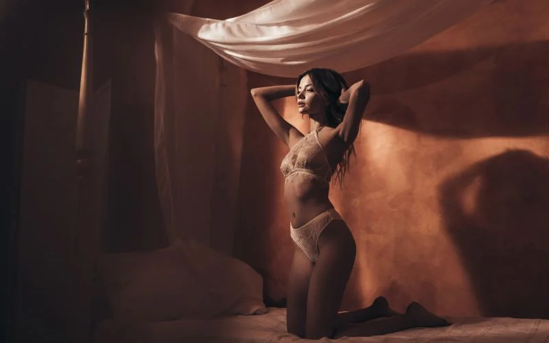 diy boudoir photos using shadow and light