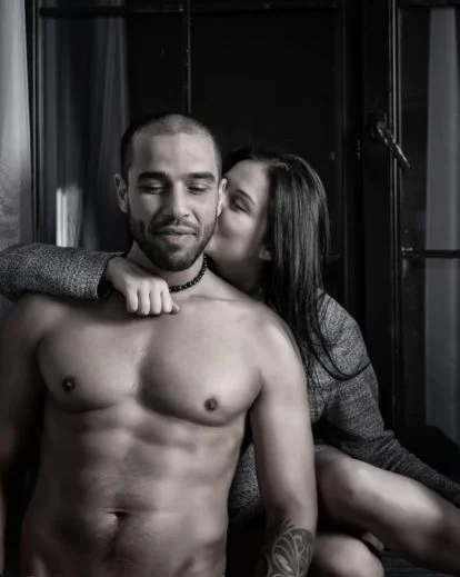 men boudoir poses with partner