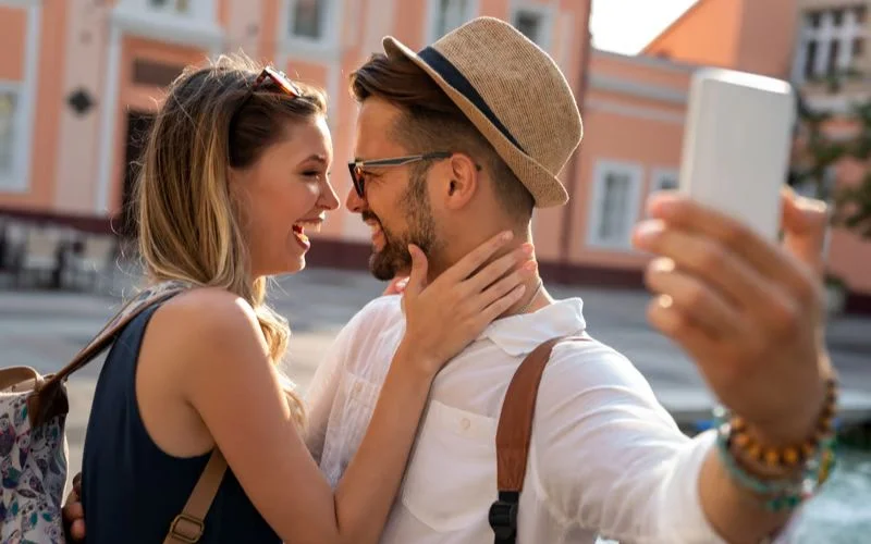 romantic outdoor shoot ideas, playful Valentine’s Day photos, photography for couples