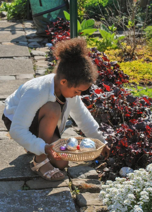 photo of easter egg hunt, Easter egg hunt photography, Easter picnic photoshoot, Easter garden photography