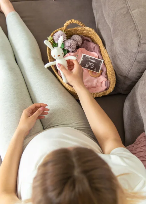 cute maternity pics, floral maternity photoshoot, Easter egg maternity photos, Easter bunny maternity shoot, spring pregnancy photo ideas, Easter-inspired maternity portraits