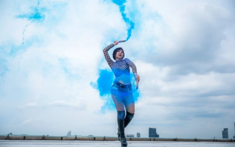 dance photography poses with smoke bomb