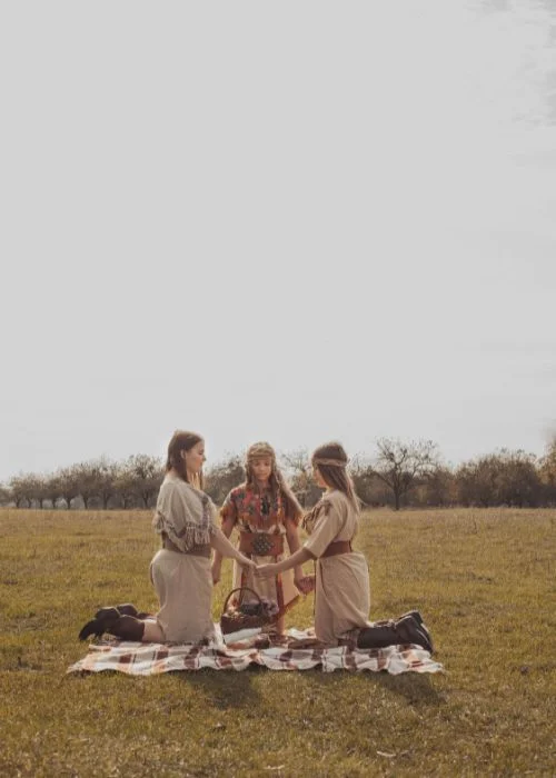 boho picnic photoshoot in the outdoors