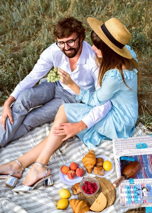 couple picnic photoshoot idea