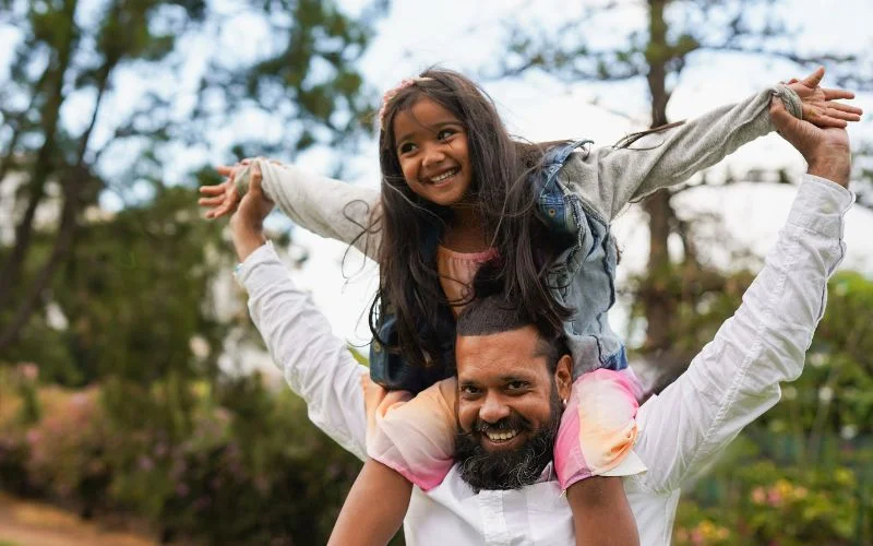 father daughter photoshoot piggyback ride