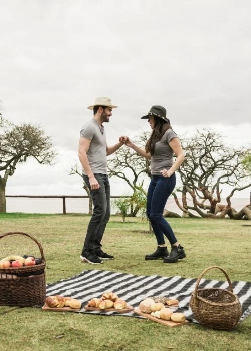 picnic photoshoot of couples in the outdoors