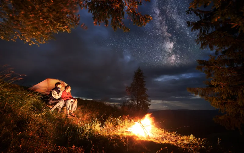 campfire photo ideas for adventure loving couples