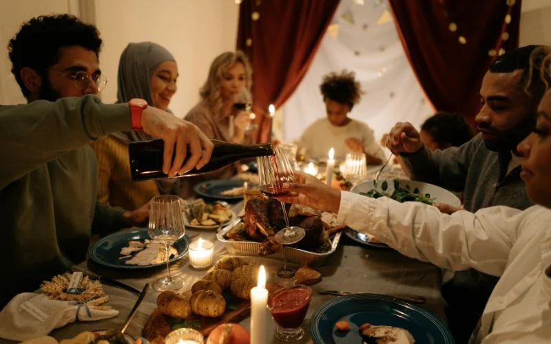 thanksgiving picture ideas while enjoying dinner