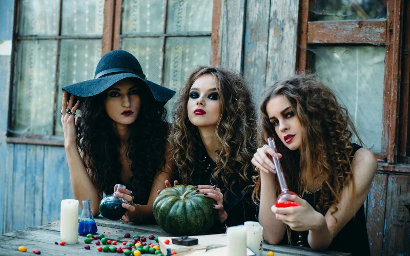 witch photography, witch themed photoshoot, witch photoshoot ideas, gothic photoshoot ideas, witchy photoshoot, witch photoshoot outfit ideas, witchy photoshoot ideas, best friend witch photoshoot, witch poses