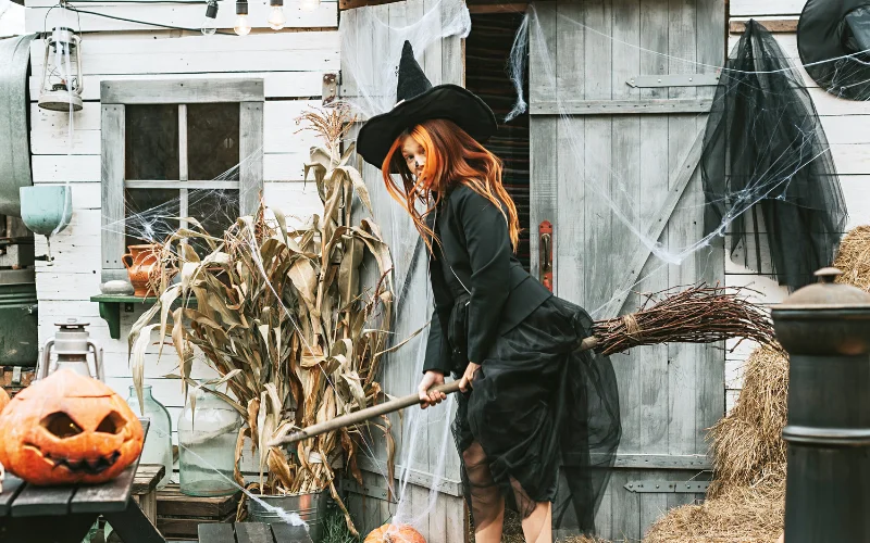 witch photography, witch themed photoshoot, witch photoshoot ideas, gothic photoshoot ideas, witchy photoshoot, witch photoshoot outfit ideas, witchy photoshoot ideas, best friend witch photoshoot, witch poses
