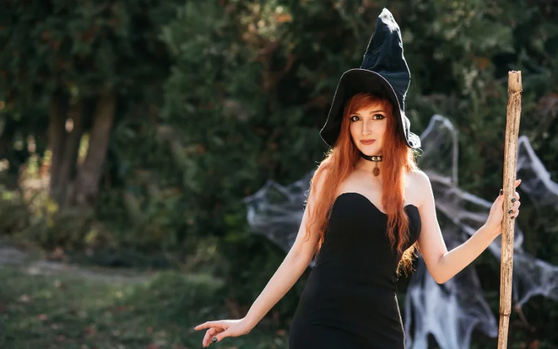 witch photography, witch themed photoshoot, witch photoshoot ideas, gothic photoshoot ideas, witchy photoshoot, witch photoshoot outfit ideas, witchy photoshoot ideas, best friend witch photoshoot, witch poses