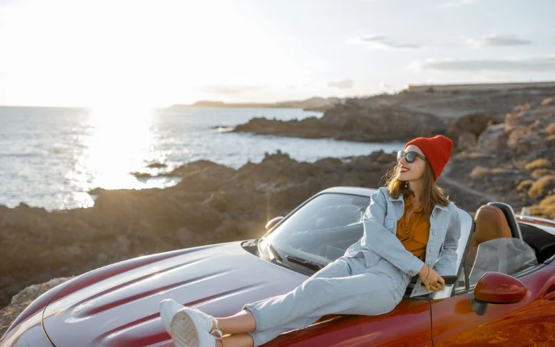 car photoshoot ideas posing on hood