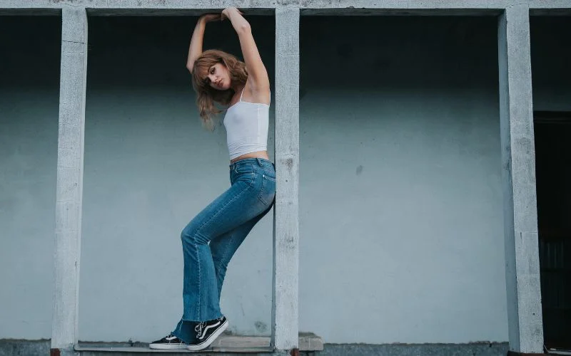 girl leaning on the wall iconic 90s pose