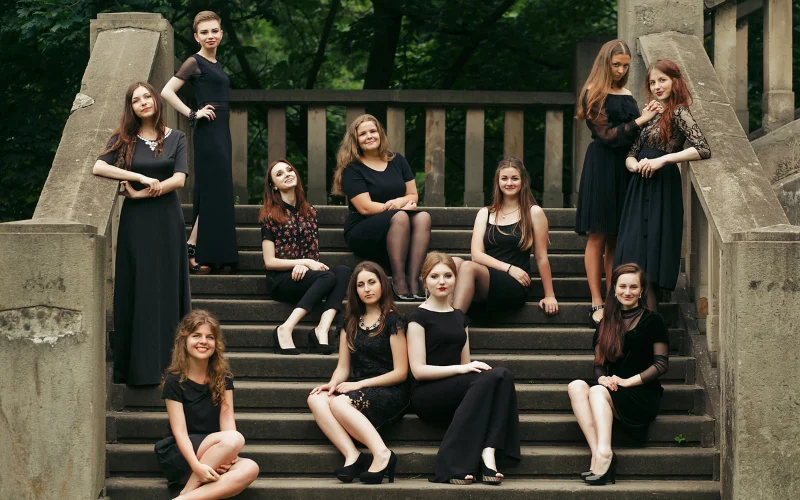 group photography ideas on staircase