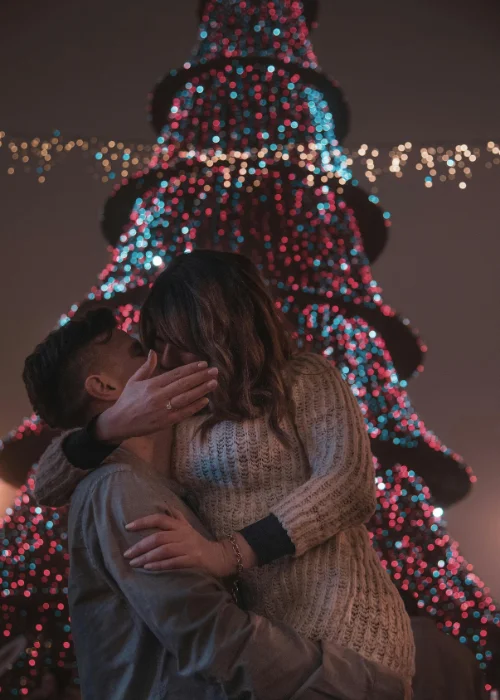 photo ideas with Christmas tree for couples