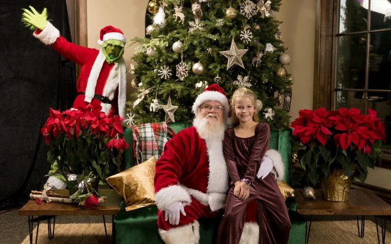 grinch photobombing a portrait