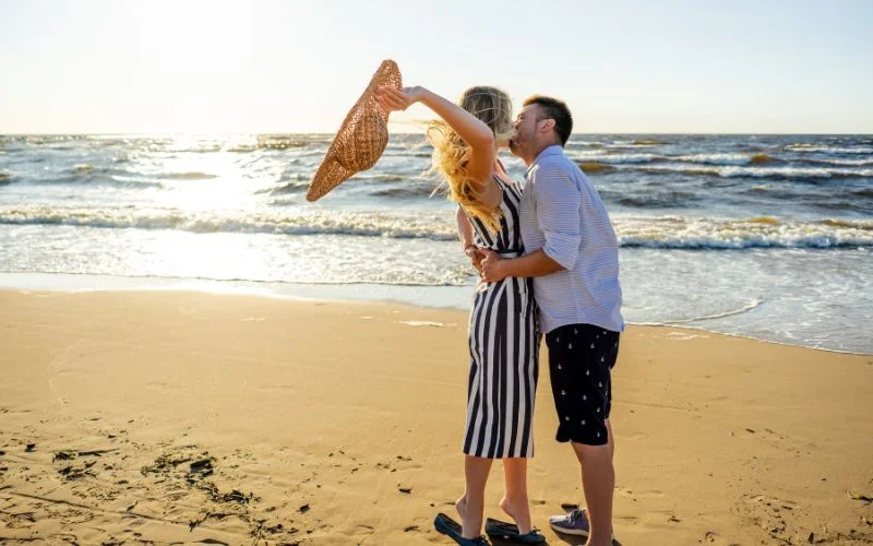 engagement photography ideas on beach