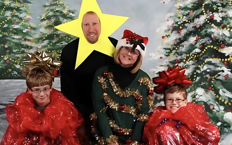 awkward family christmas photos with decorations