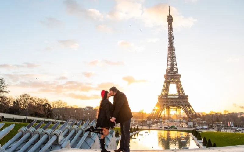 Parisian engagement photography ideas