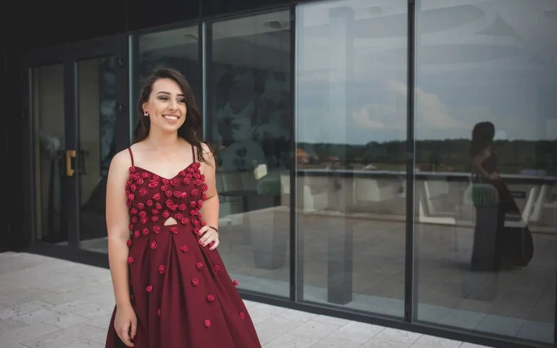 Prom picture pose for girls