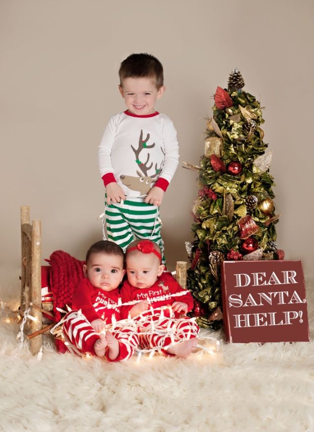 cute newborn photoshoot idea for Christmas