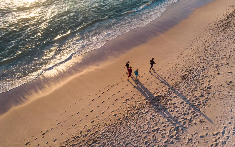 family beach picture ideas, beach family photo poses, beach family photo shoot ideas, beach family photography ideas