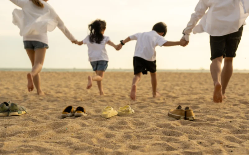 family beach picture ideas, beach family photo poses, beach family photo shoot ideas, beach family photography ideas