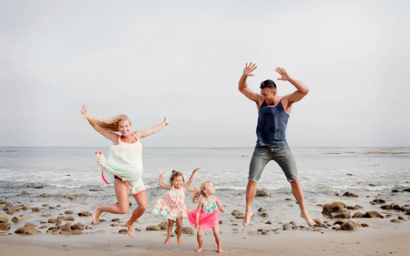 family beach picture ideas, beach family photo poses, beach family photo shoot ideas, beach family photography ideas