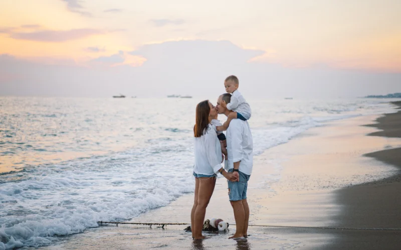 family beach picture ideas, beach family photo poses, beach family photo shoot ideas, beach family photography ideas