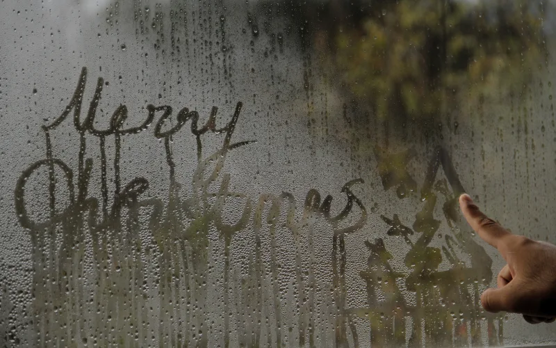 rainy day photo ideas, rain photoshoot ideas, raindrops on flowers, rainy day picture ideas, Playing in the Rain Photos, outdoor rainy day photoshoot, umbrella photo ideas, street photography in the rain