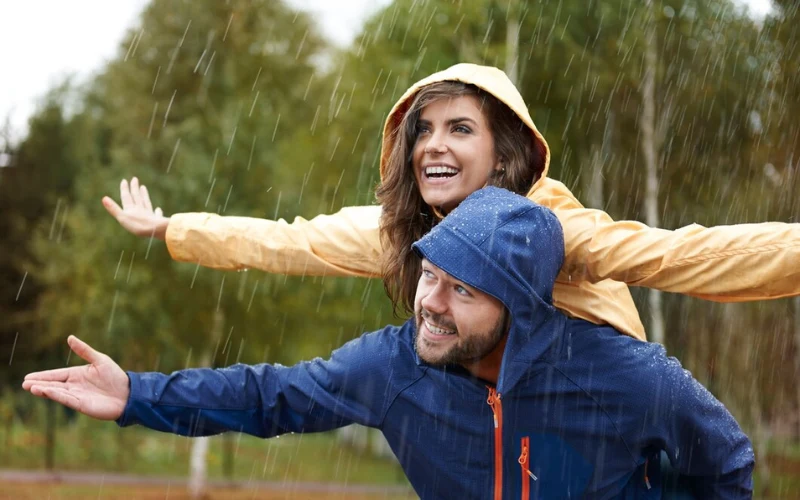 rainy day photo ideas, rain photoshoot ideas, raindrops on flowers, rainy day picture ideas, Playing in the Rain Photos, outdoor rainy day photoshoot, umbrella photo ideas, street photography in the rain