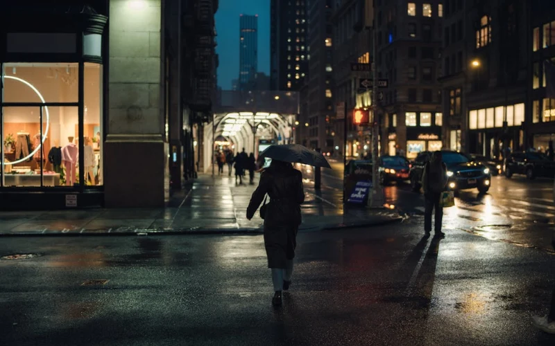 rainy day photo ideas, rain photoshoot ideas, raindrops on flowers, rainy day picture ideas, Playing in the Rain Photos, outdoor rainy day photoshoot, umbrella photo ideas, street photography in the rain