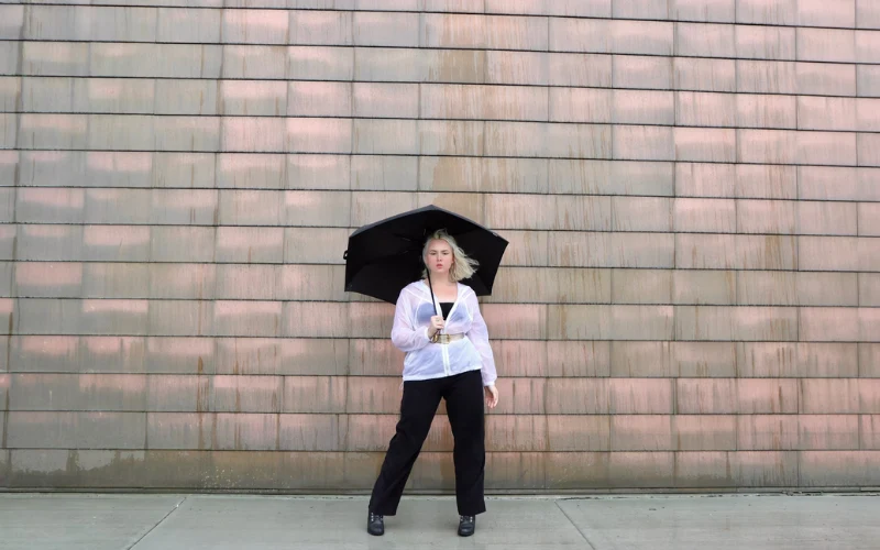 rainy day photo ideas, rain photoshoot ideas, raindrops on flowers, rainy day picture ideas, Playing in the Rain Photos, outdoor rainy day photoshoot, umbrella photo ideas, street photography in the rain