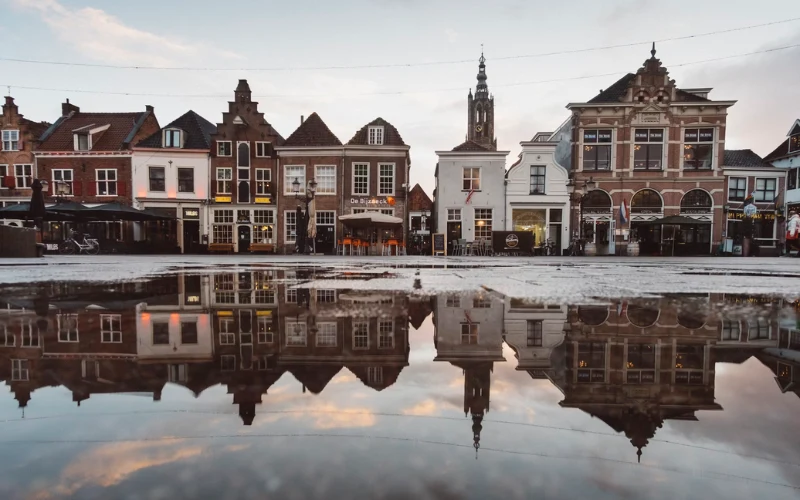 rainy day photo ideas, rain photoshoot ideas, raindrops on flowers, rainy day picture ideas, Playing in the Rain Photos, outdoor rainy day photoshoot, umbrella photo ideas, street photography in the rain