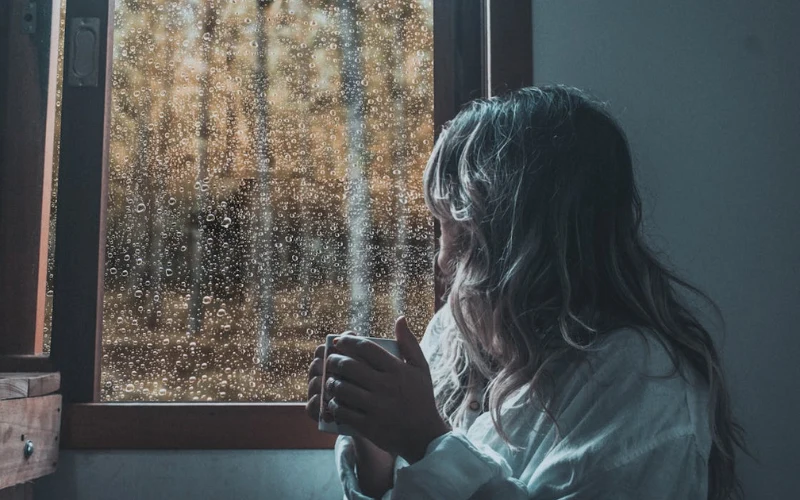 rainy day photo ideas, rain photoshoot ideas, raindrops on flowers, rainy day picture ideas, Playing in the Rain Photos, outdoor rainy day photoshoot, umbrella photo ideas, street photography in the rain