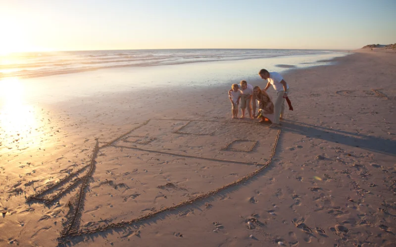 family beach picture ideas, beach family photo poses, beach family photo shoot ideas, beach family photography ideas