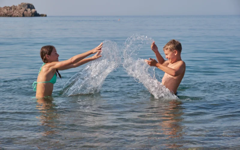 family beach picture ideas, beach family photo poses, beach family photo shoot ideas, beach family photography ideas