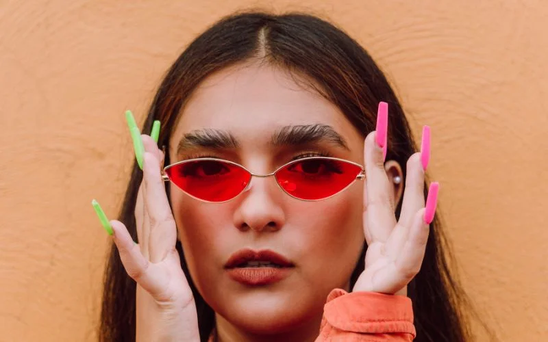 hand poses for pictures holding glasses