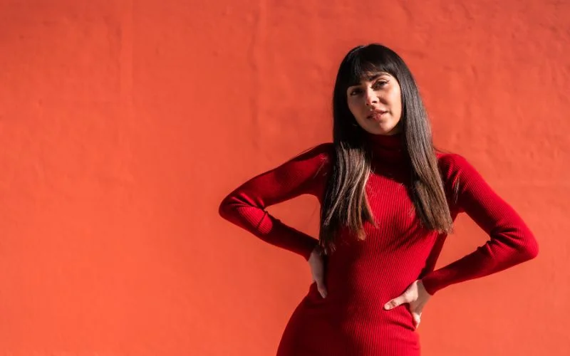 supermodel hand poses for pictures