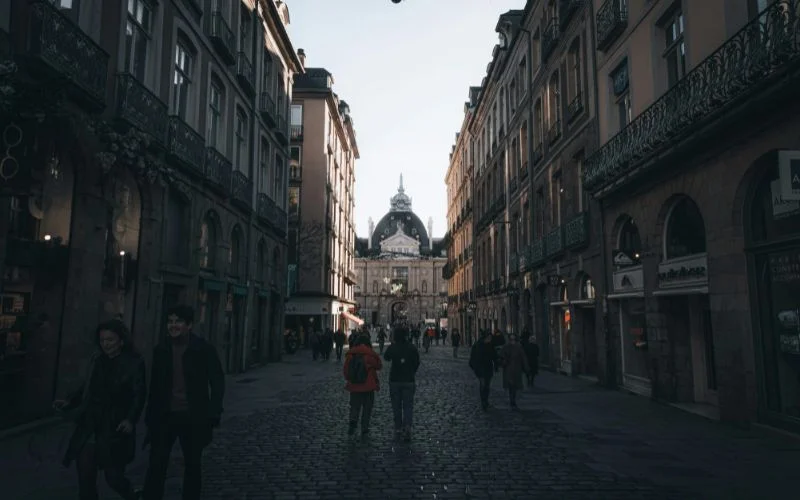 managing crowds for perfect shot