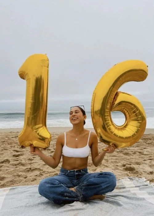 beach party photoshoot ideas for 16th birthday, Sweet 16 best friend pose, Sweet 16 hand-on-face pose