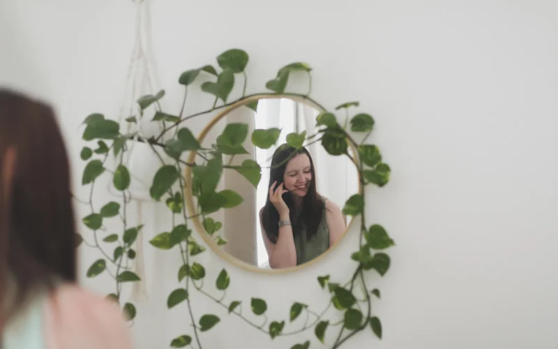 The Minimalist Mirror Selfie best selfie poses