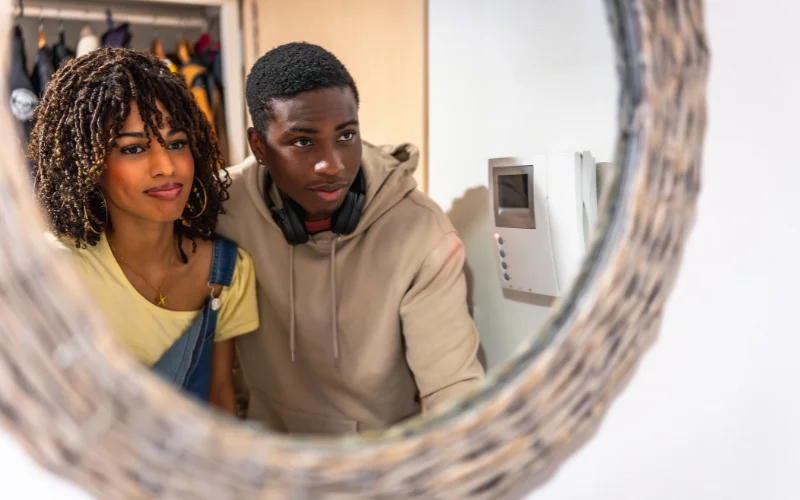 One of the best cute selfie ideas to highlight the connection and chemistry between you and your partner.