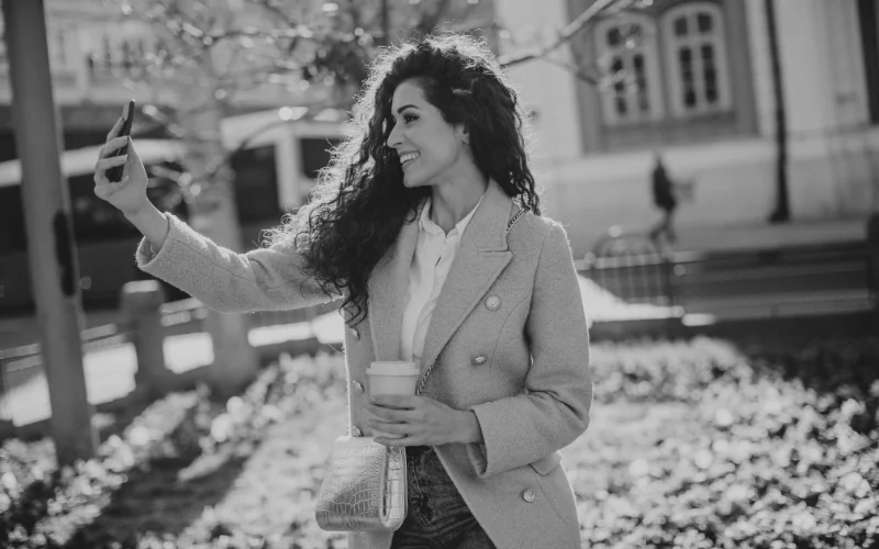 monochrome selfies for cute selfie poses