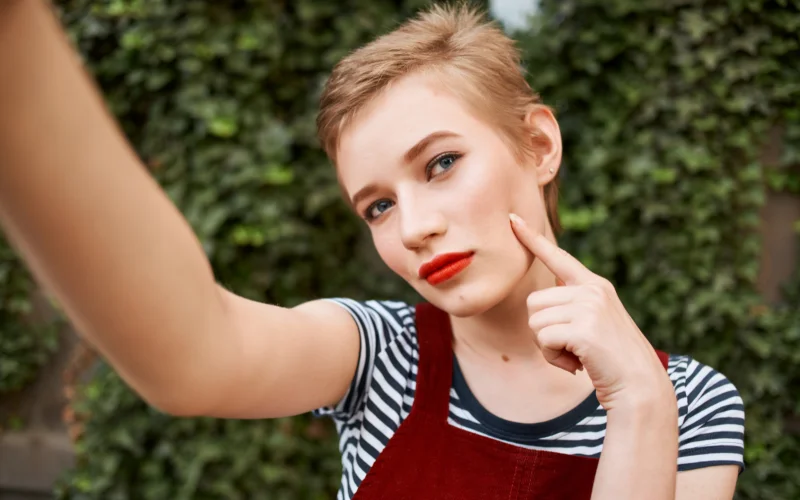 side stare selfie poses for girls