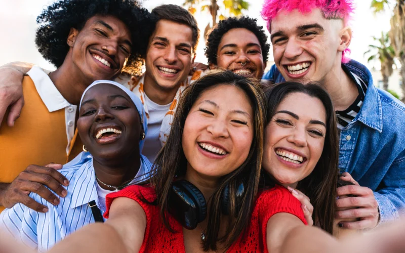 One of the best cute Instagram poses to showcase joy and connection with your closest friends.