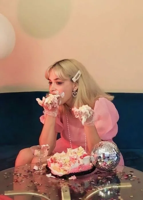 cake smash sweet 16 photoshoot ideas, 16 vintage theme, Sweet 16 fairy tale theme