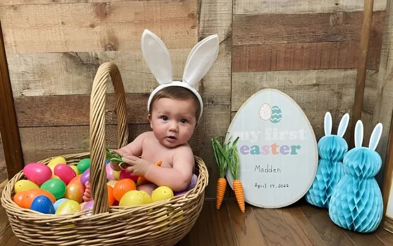 easter infant photo ideas in a cute basket, festive photography ideas