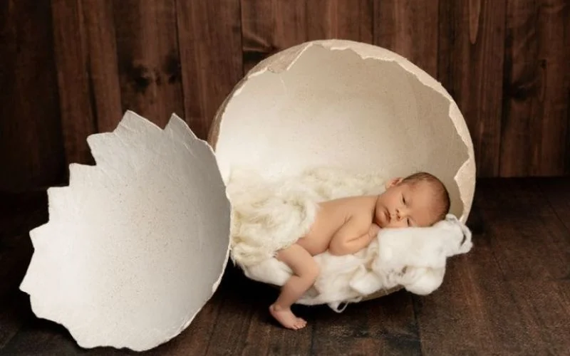 easter photo ideas for a newly hatched baby, cute spring baby photos, soft light baby photography
