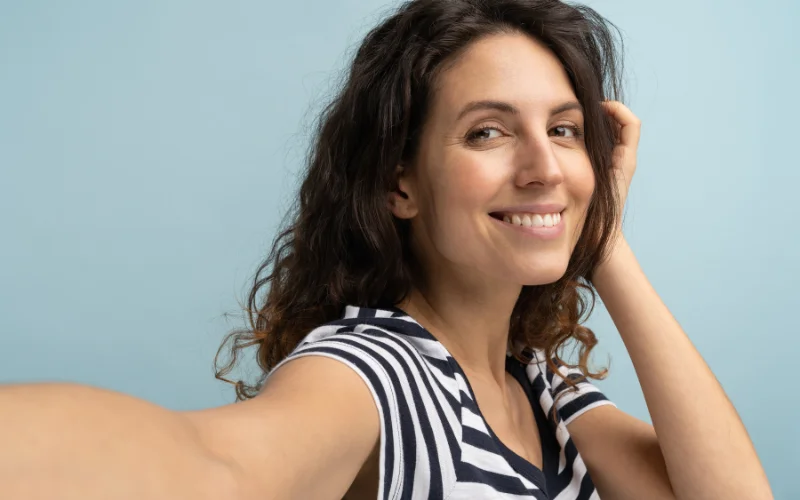 Side pose selfie for cute selfie poses